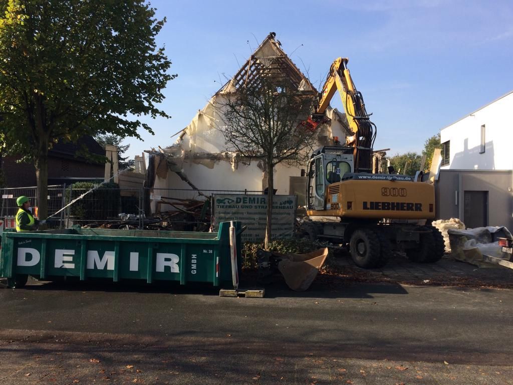 Ein grüner Müllcontainer mit dem Wort Demir darauf