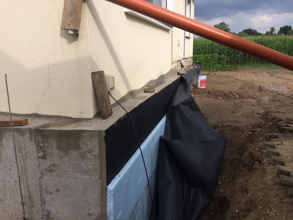 Ein weißes Gebäude mit einer schwarzen Plane an der Seite