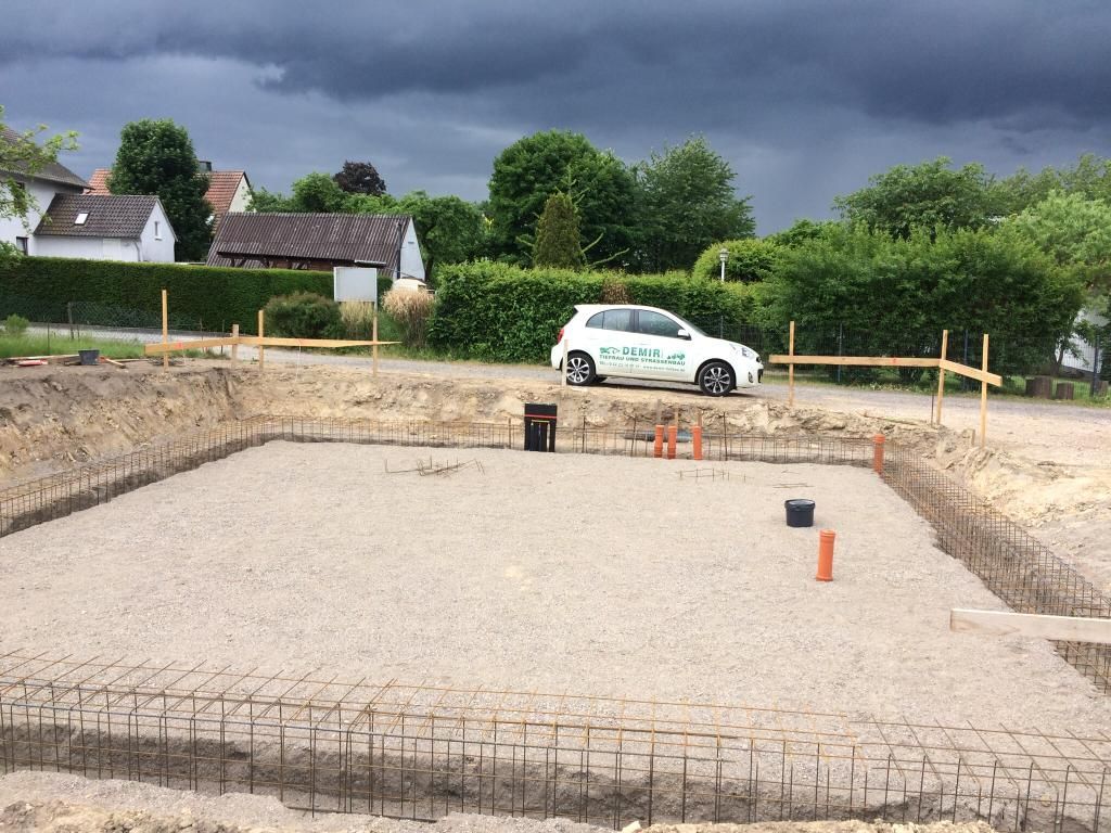 Ein weißes Auto steht mitten auf einer Baustelle.