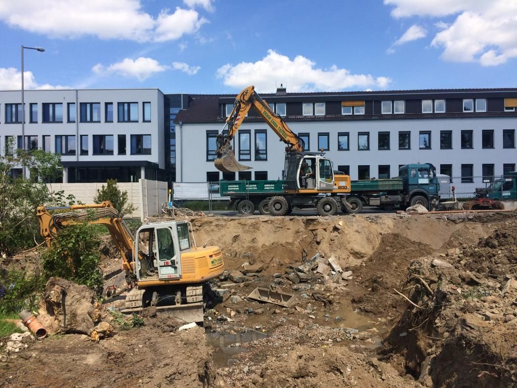 Eine Baustelle mit einem großen Gebäude im Hintergrund