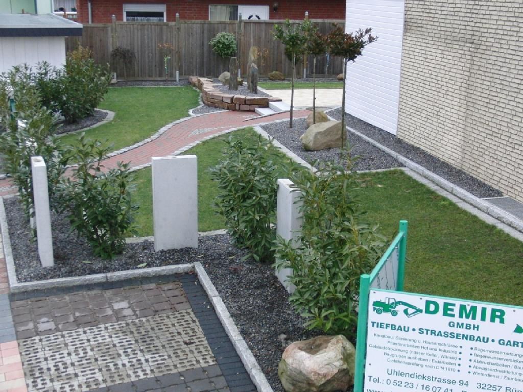 Ein Garten mit einem Schild mit der Aufschrift „Demir“ darauf