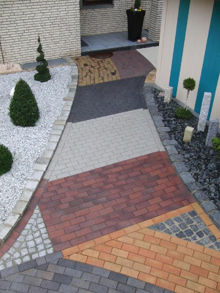 Eine Luftaufnahme eines gemauerten Gehwegs vor einem Haus