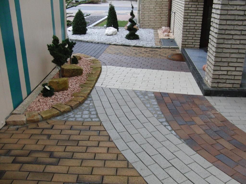 Ein Ziegelweg mit ein paar Bäumen im Hintergrund