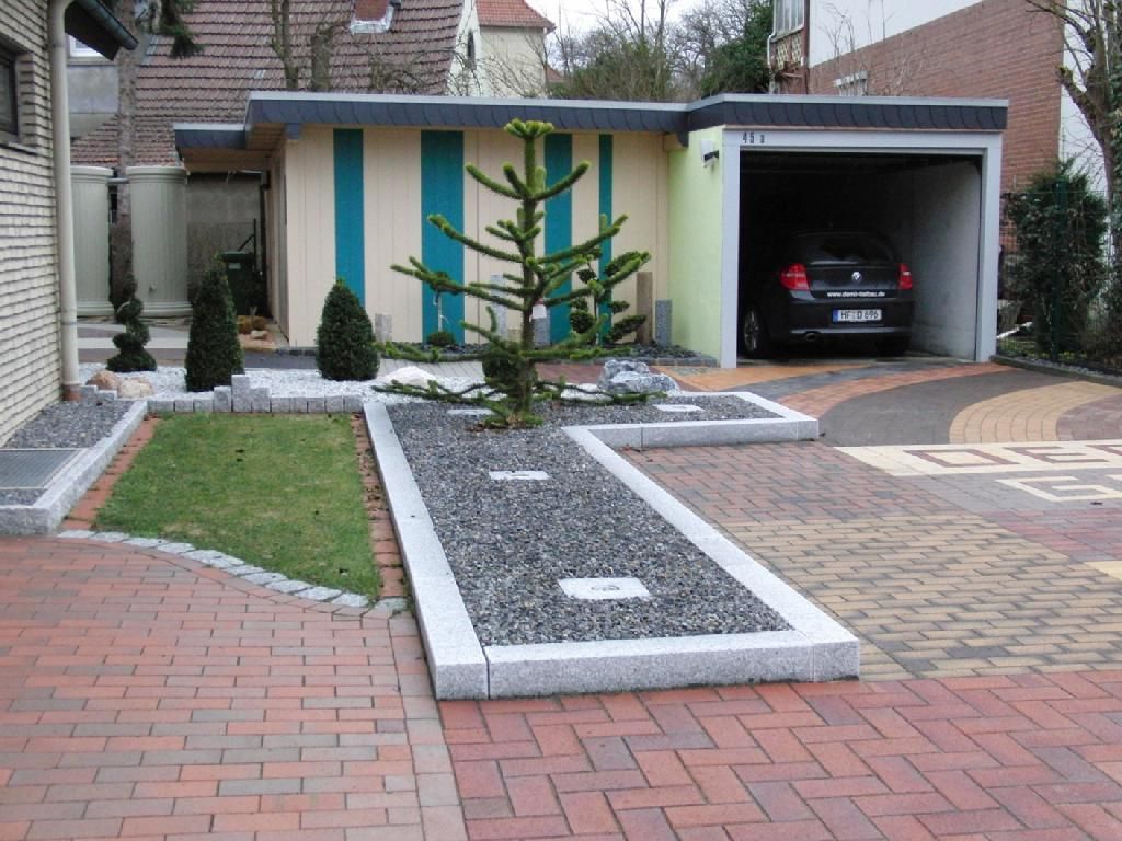 Ein Auto steht in einer Garage vor einem Haus