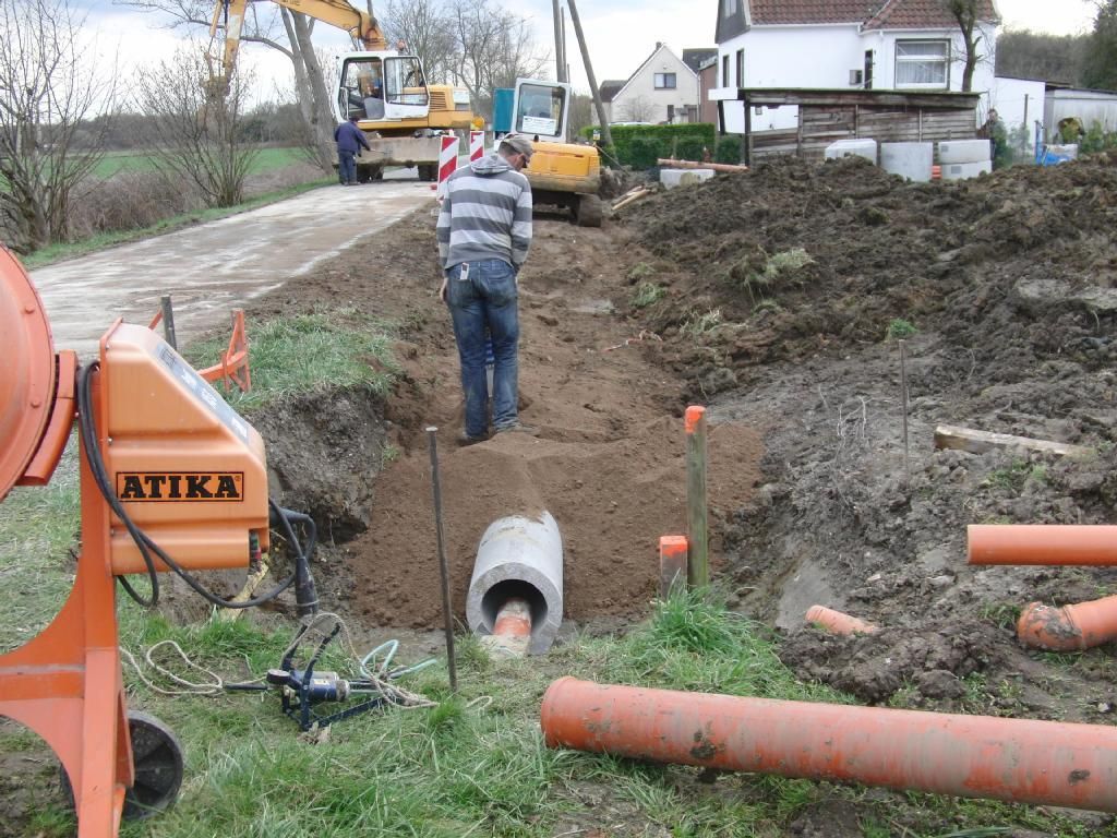 Eine Baustelle mit einem Mischer, auf dem Atika steht
