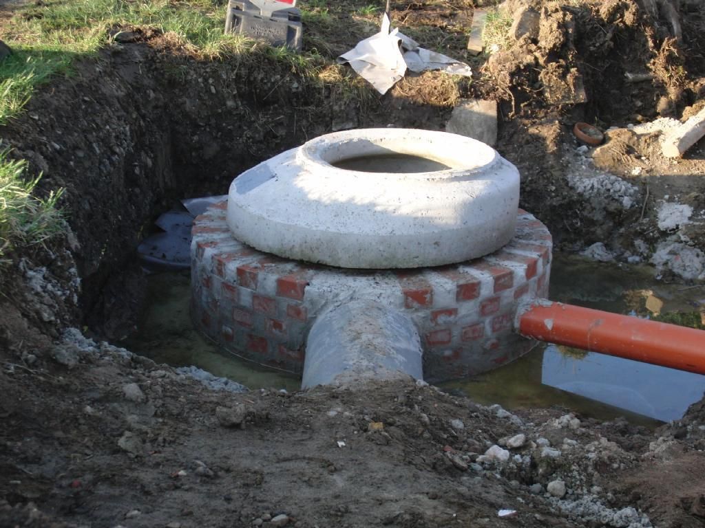 Ein Loch im Boden mit einem Betongegenstand darin