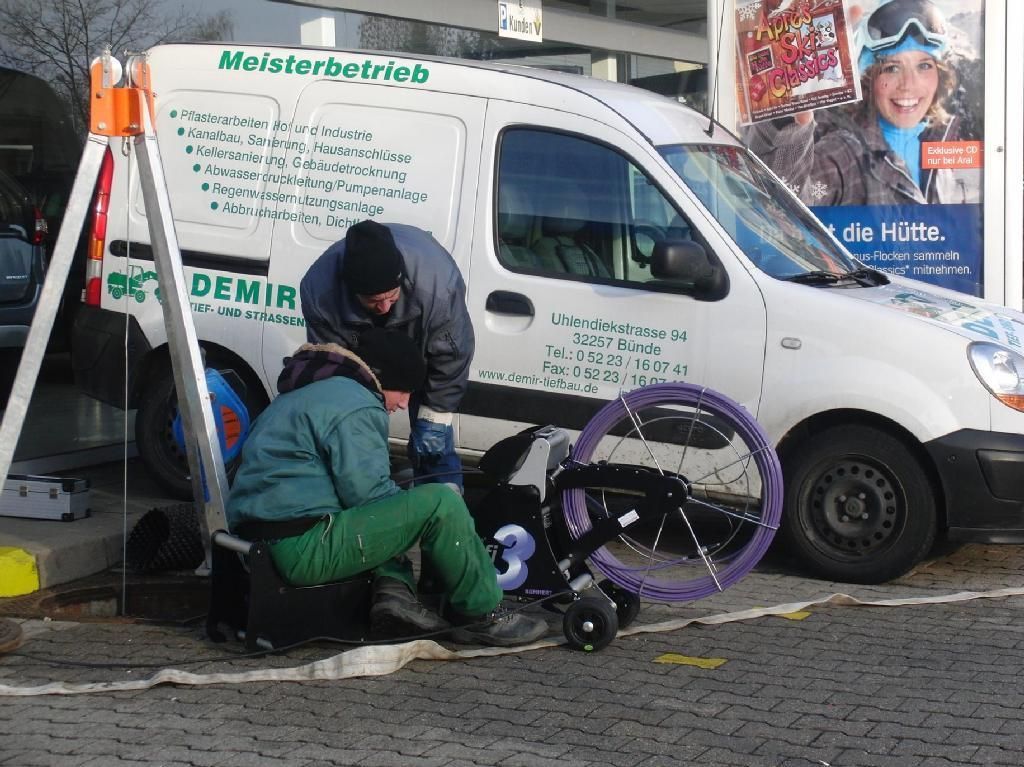 Ein weißer Lieferwagen mit dem Wort Demir darauf