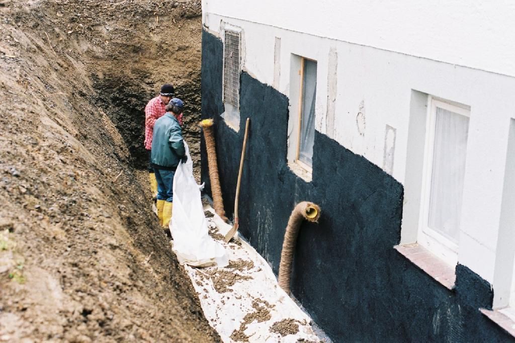 Ein paar Männer stehen neben einem Gebäude, das gerade gebaut wird
