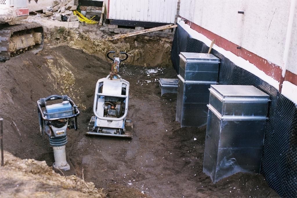 Eine Vibrationsplatte Verdichter steht in einem Schmutzbereich