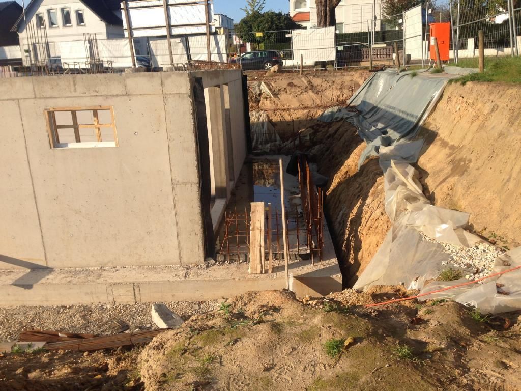 Eine Baustelle mit einer Betonmauer und einem Loch im Boden.