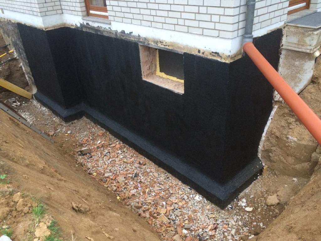 An der Seite eines Gebäudes ist ein Abflussrohr angebracht