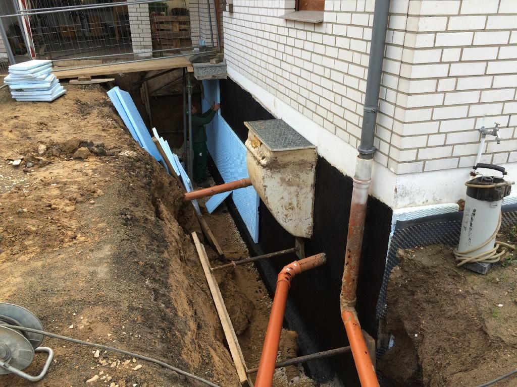 Ein Backsteingebäude mit einem Briefkasten an der Seite.