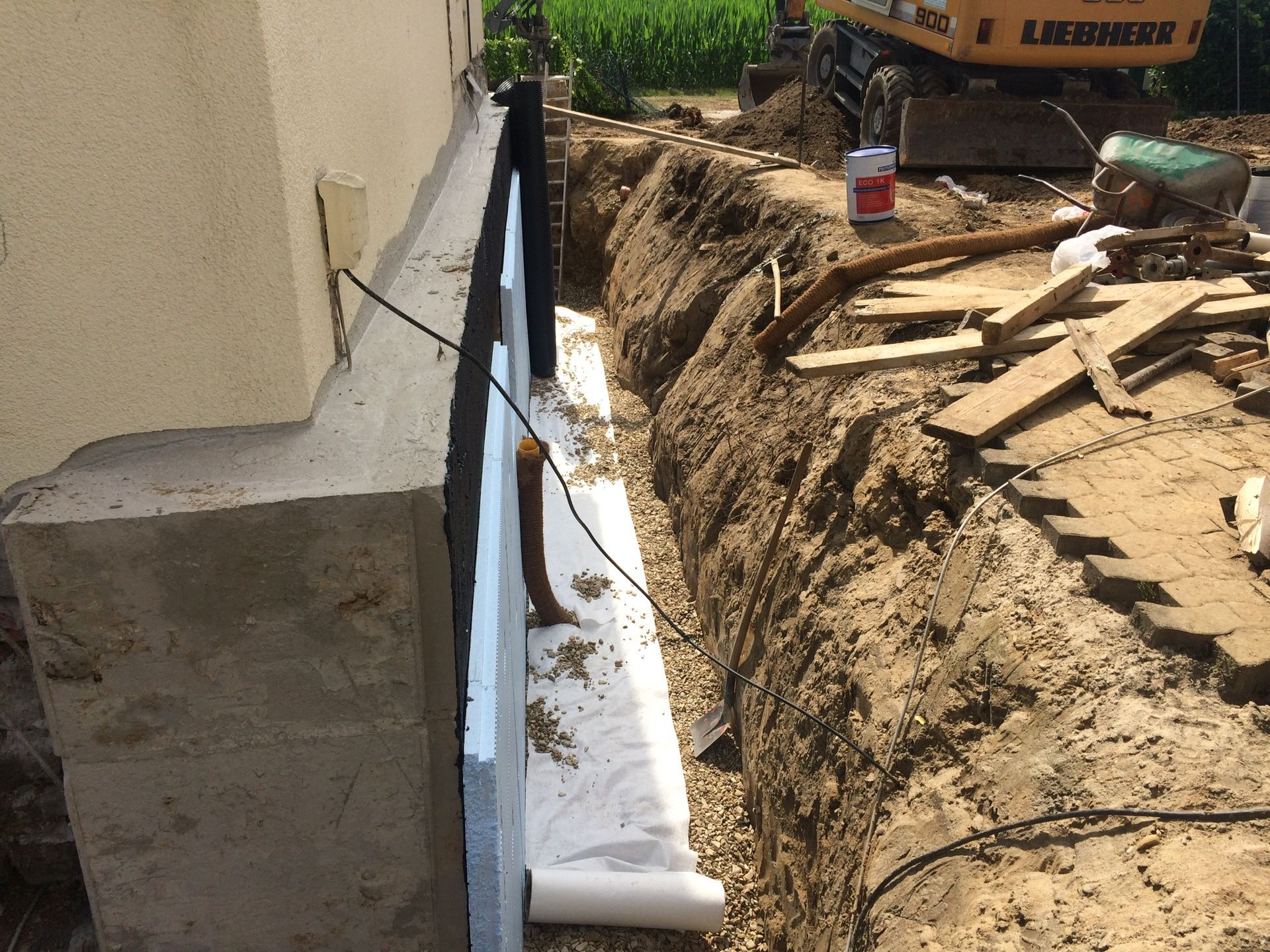 Eine Baustelle mit einem gelben Liebherr-Bagger im Hintergrund