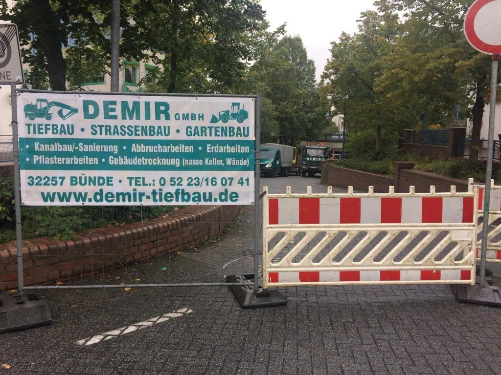 Ein Schild mit der Aufschrift Demir neben einer Barriere