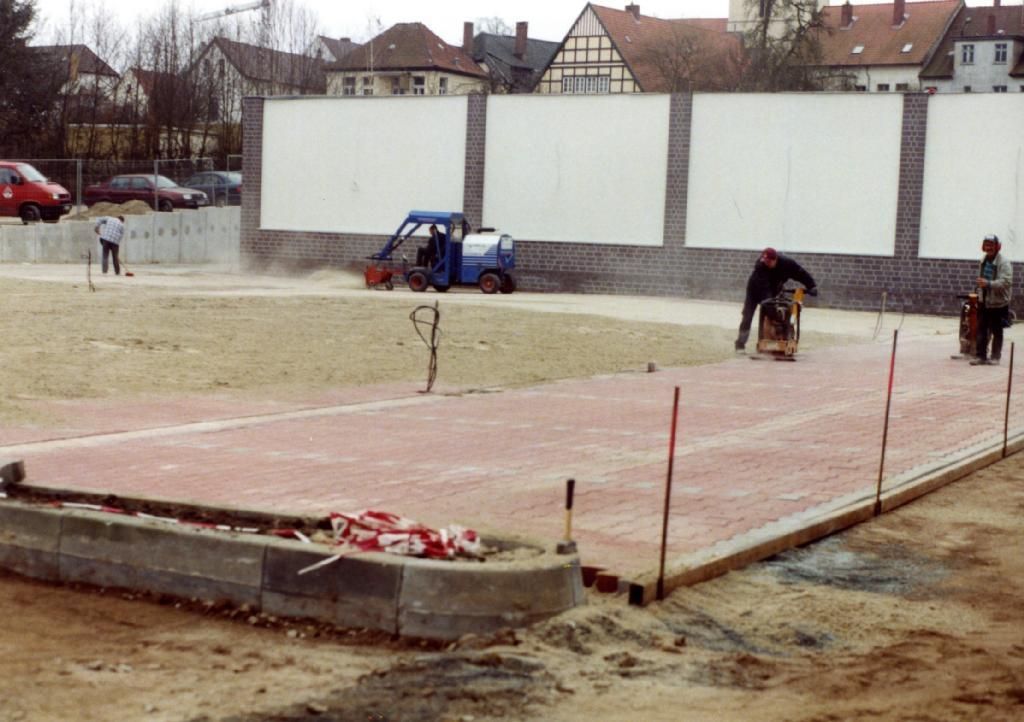 Eine Gruppe von Menschen arbeitet auf einer Baustelle
