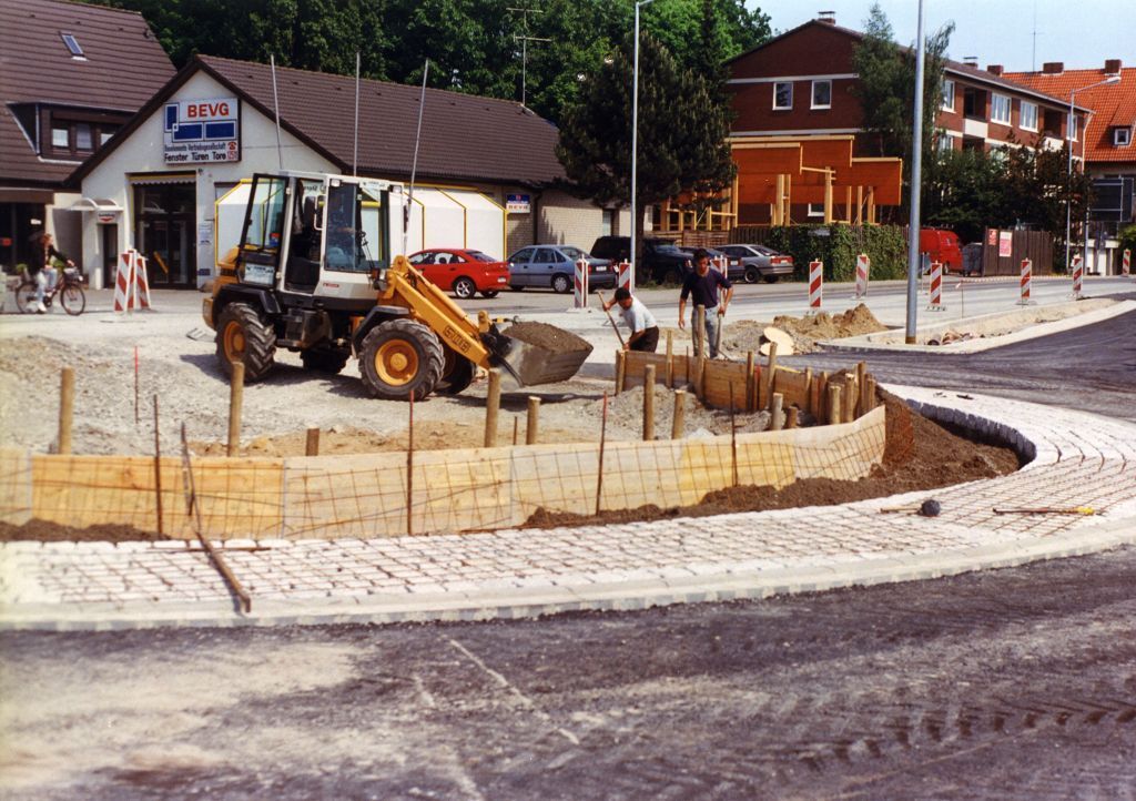 Eine Baustelle mit einem Gebäude, auf dem