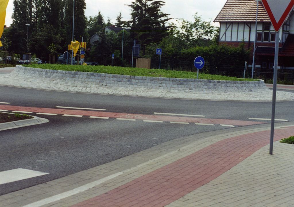 Ein Kreisverkehr mit einem Schild mit der Aufschrift „Vorfahrt gewähren“