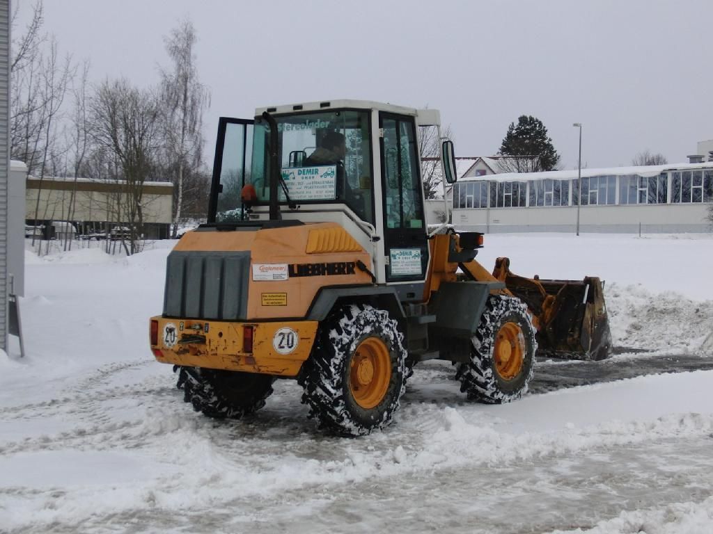 Ein gelb-schwarzer Traktor