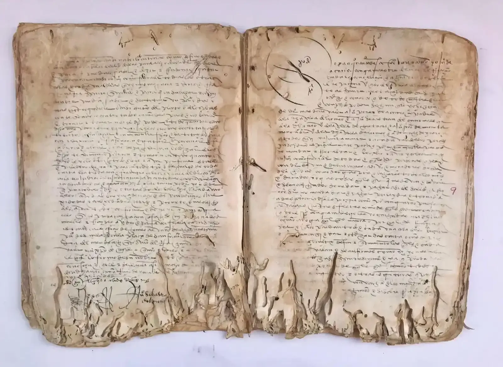 Página manuscrita antigua, tinta descolorida sobre papel envejecido. Contiene texto denso y posibles anotaciones.