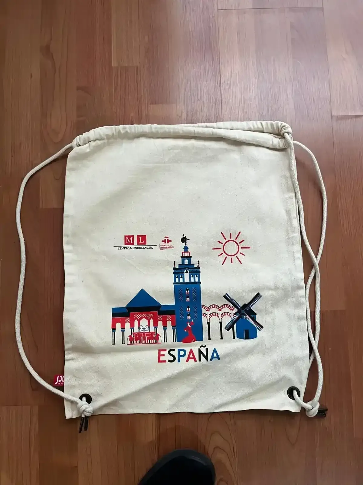 Etiqueta de equipaje rosa con información de contacto para planificar viajes.