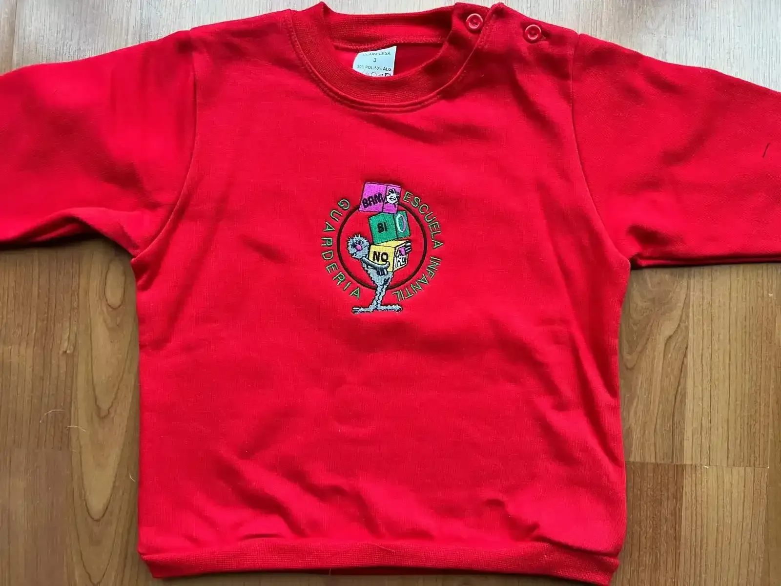 Camiseta negra con gráfico 