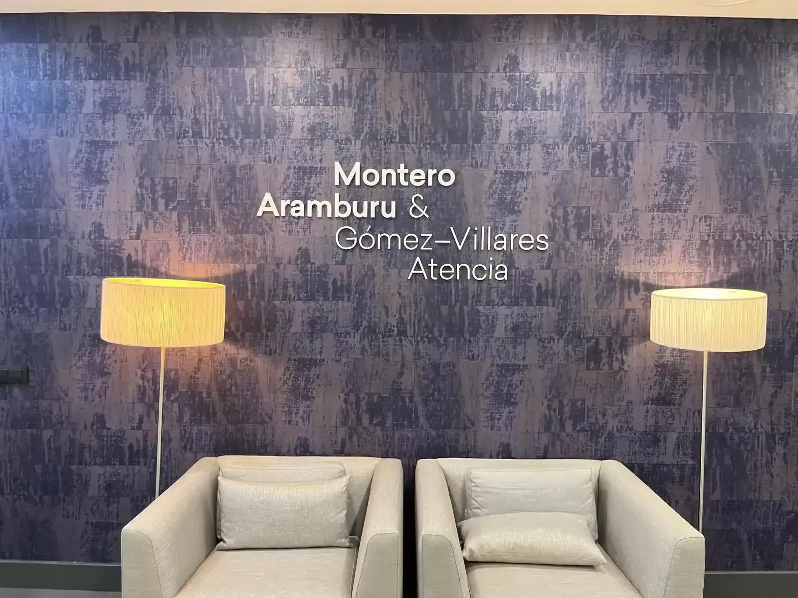 Máquinas de impresión industriales con piezas de arte coloridas en un entorno de fábrica.