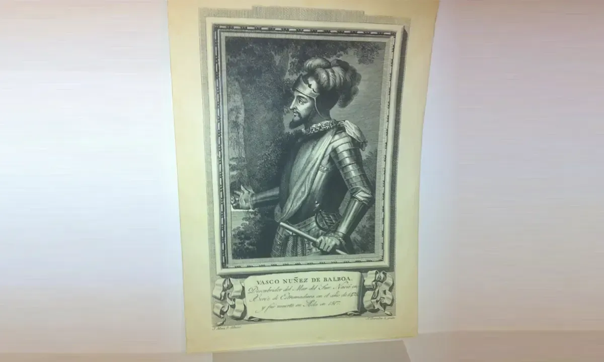 Grabado de un hombre con armadura, empuñando una espada. Lleva un tocado emplumado y debajo una placa con su nombre.