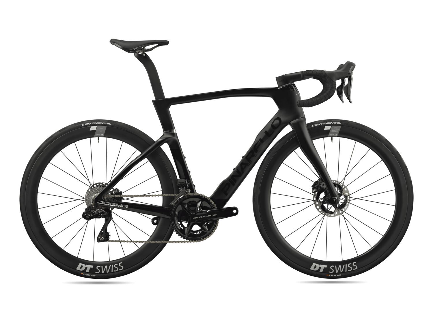 Una bicicleta negra con freno de disco sobre un fondo blanco.