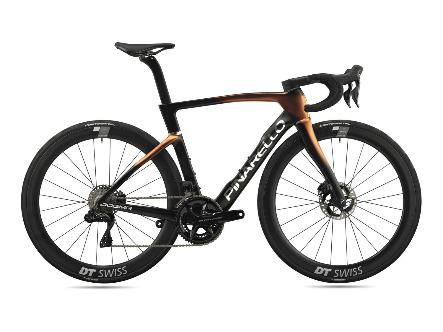 Una bicicleta negra y naranja sobre un fondo blanco.