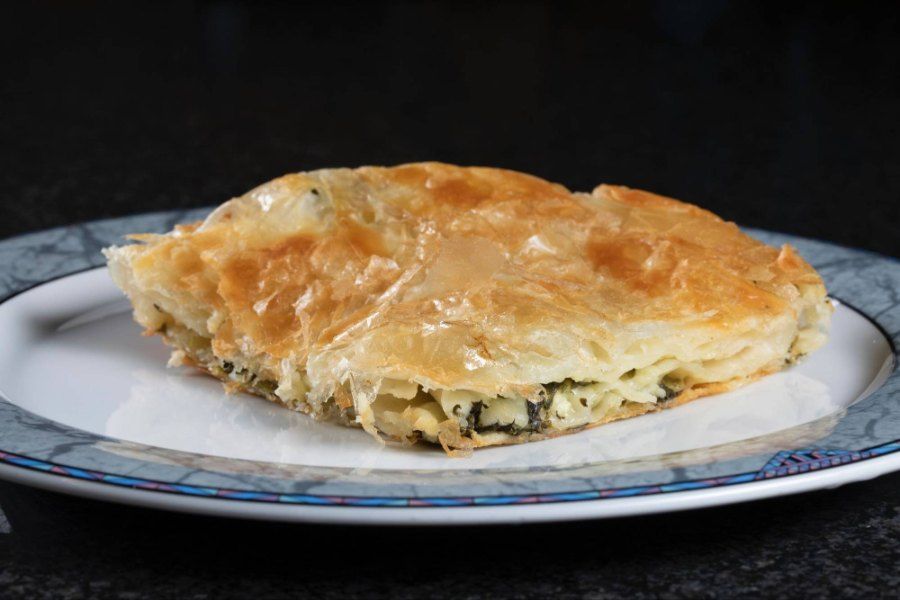 Ein Stück Burek liegt auf einem Teller. Foto von der Burek House GmbH.