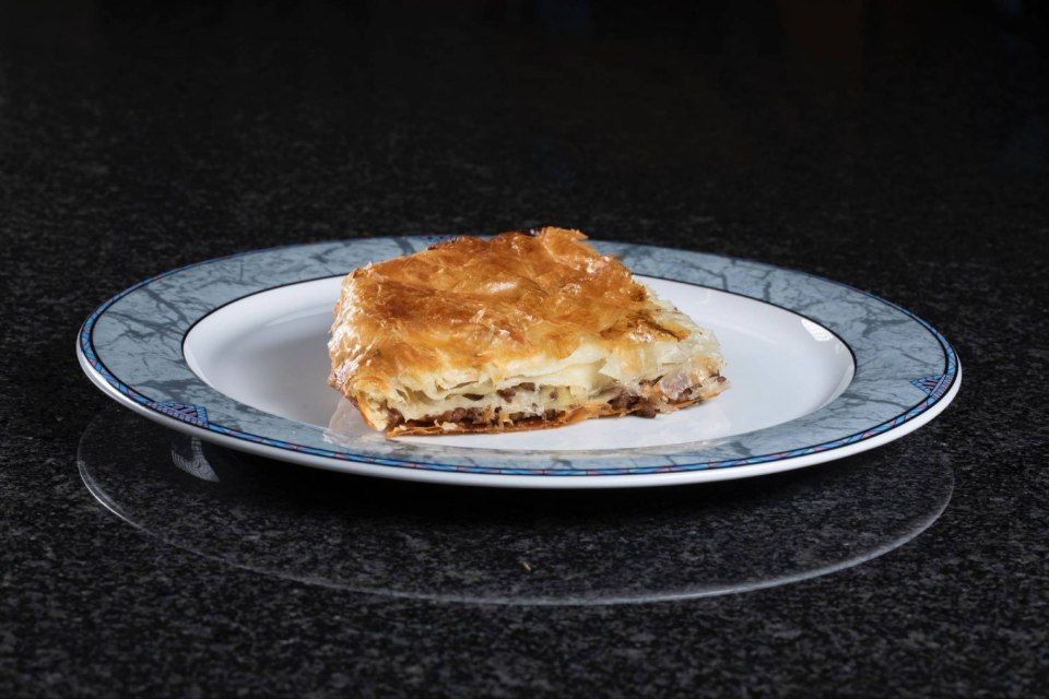 Ein Stück Burek liegt auf einem Teller. Foto von der Burek House GmbH.