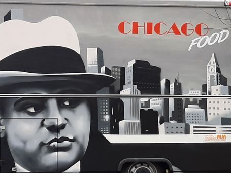 Ein Food Truck in Chicago hat an der Seite ein Gemälde mit dem Gesicht eines Mannes