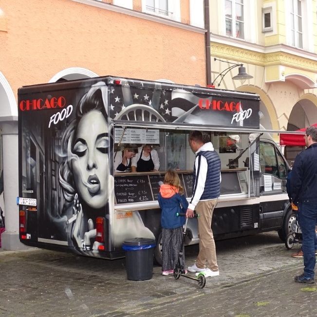 Ein Chicago Food Truck steht am Straßenrand