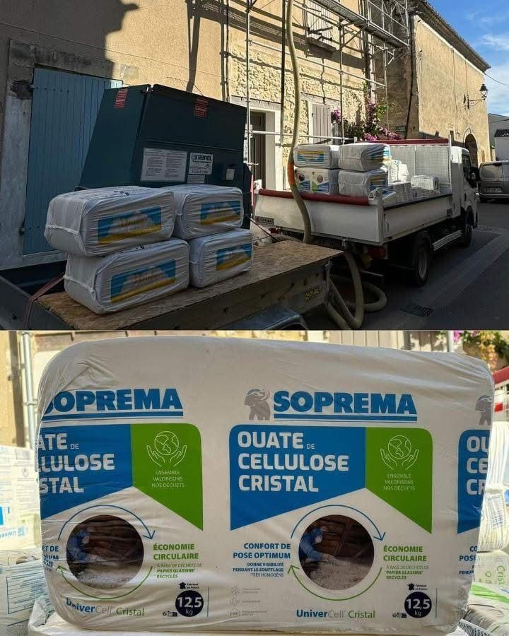 Une personne en combinaison de protection installe de l'isolant dans un grenier ; des matériaux blancs tombent.