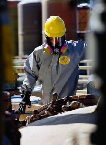 Um homem a usar um capacete e uma máscara de gás