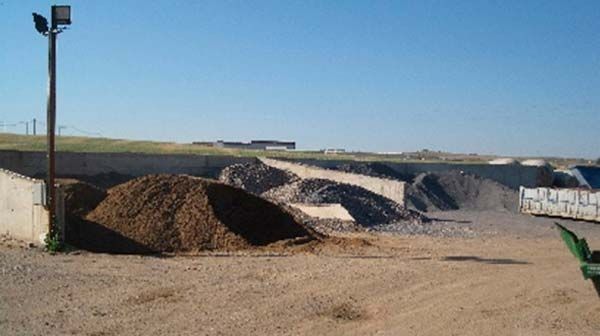 Un montón de tierra se encuentra en el medio de un campo de tierra.