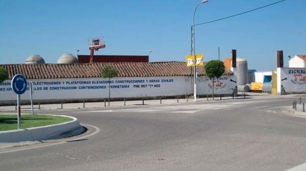 Una rotonda con un cartel que dice 'atención'