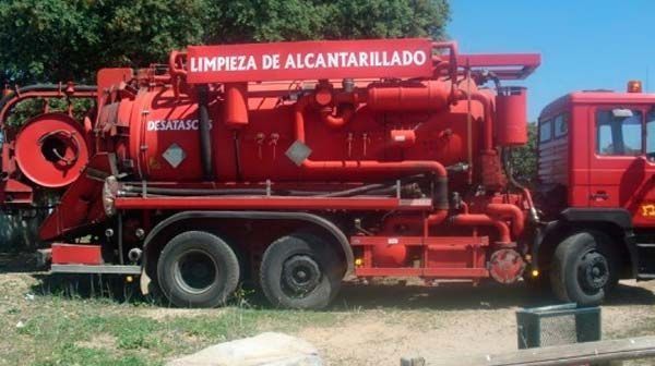 Un camión rojo con la palabra limpieza en el costado