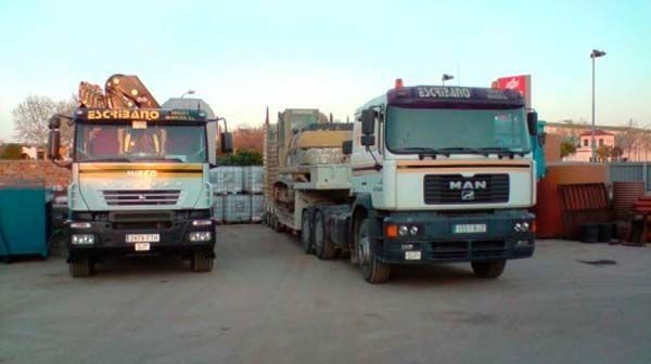 Dos camiones de dos personas están estacionados uno al lado del otro en un estacionamiento