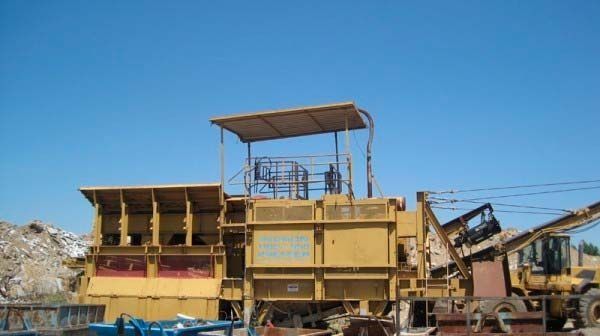 Un gran edificio amarillo con un cielo azul al fondo.