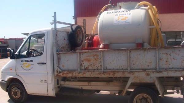 Un camión blanco con un gran tanque en la parte trasera.