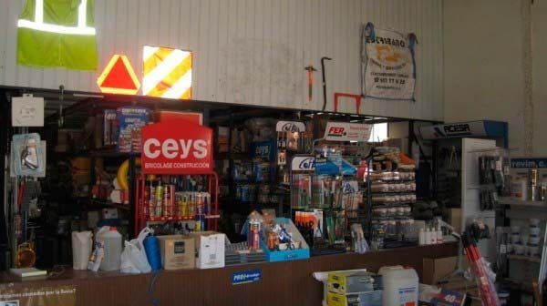 Un cartel de Ceys cuelga sobre un mostrador en una tienda.