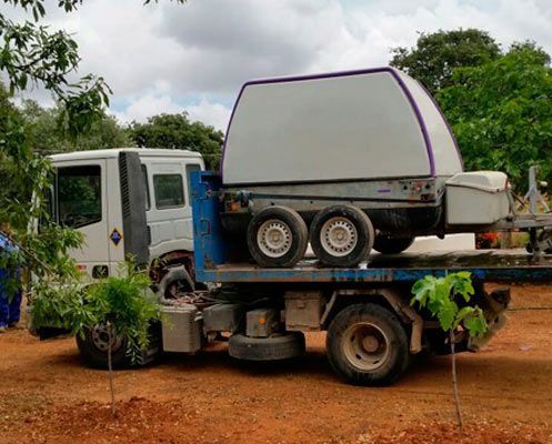 Una grúa lleva un remolque en la parte trasera de ella.