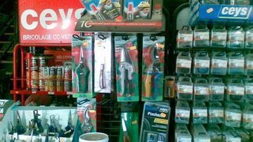 Una exhibición de herramientas en una tienda Ceys