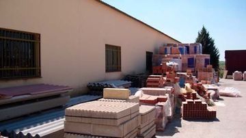 Un edificio con muchos ladrillos en el frente.