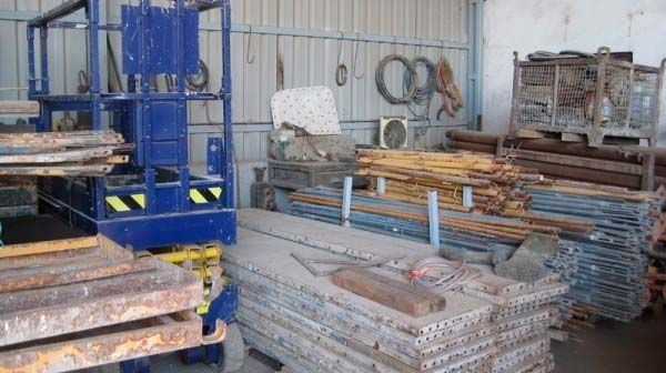 Un almacén lleno de tablas de madera y herramientas.