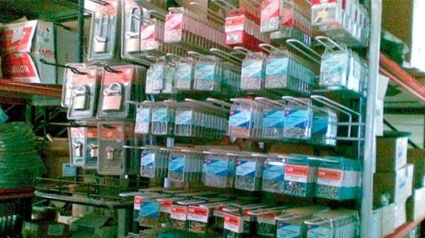 Un estante de tienda lleno de muchos tipos diferentes de herramientas.