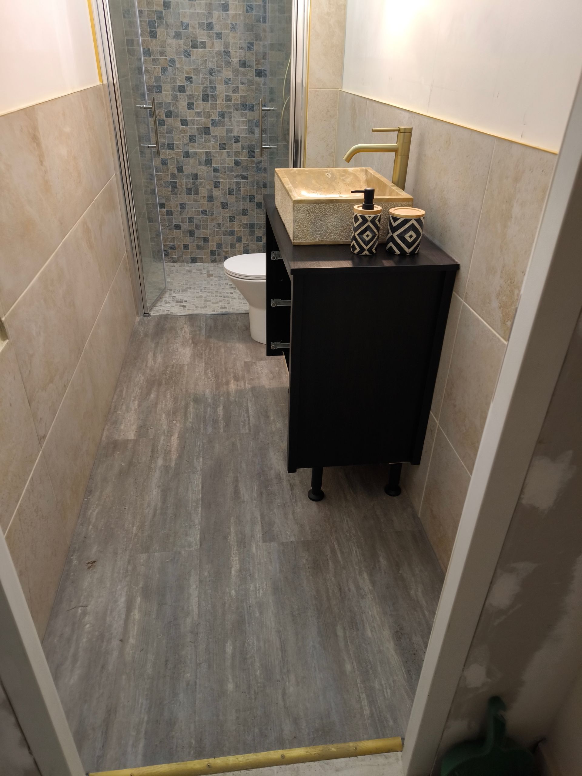 Salle de bains avec un sol en similiparquet