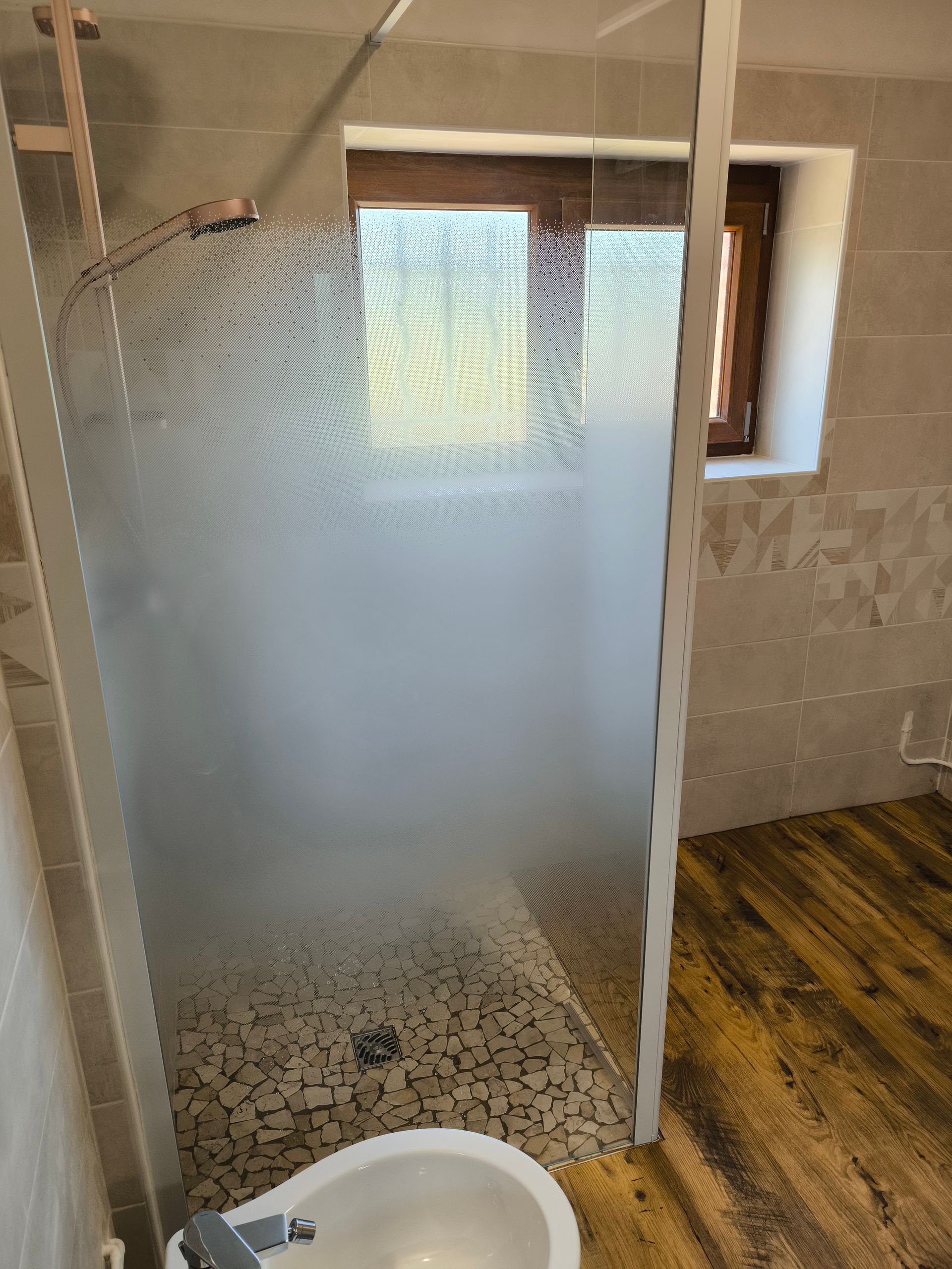 Douche devant fenêtre
