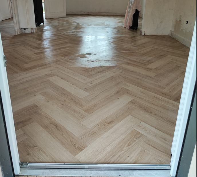 Pose de parquet dans une pièce de vie